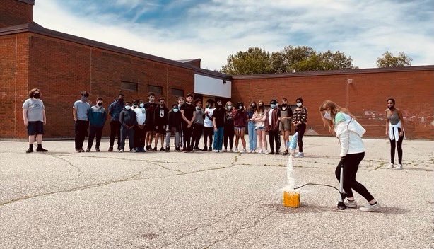 StHelena_CCSD's tweet photo. More #pneumatic and #hydraulic devices demoed by our 8’s today including some #potato cannons!
💥 🥔 #potatogun #science https://t.co/GapS7chFhf