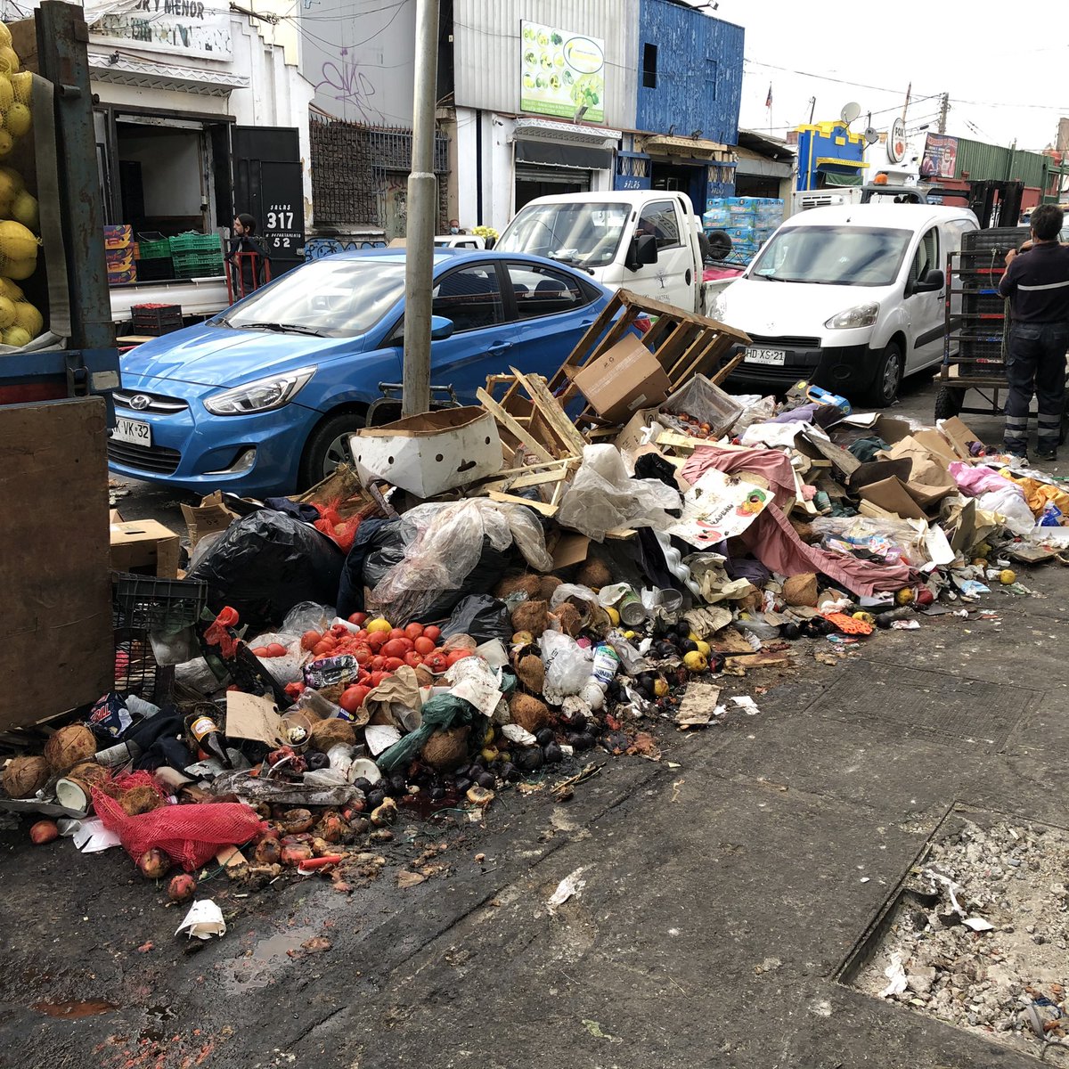 carloshidalgo_v's tweet photo. #JadueNoMeDaConfianza #PanfletoComunista #ComunismoNuncaMas acá les dejo imágenes actuales de Recoleta. Jadue quiere expropiar? Que dignifique su comuna primero y sus recolectores que si horario ni implementos se comen todos los días esto https://t.co/QYP4gJR4xE