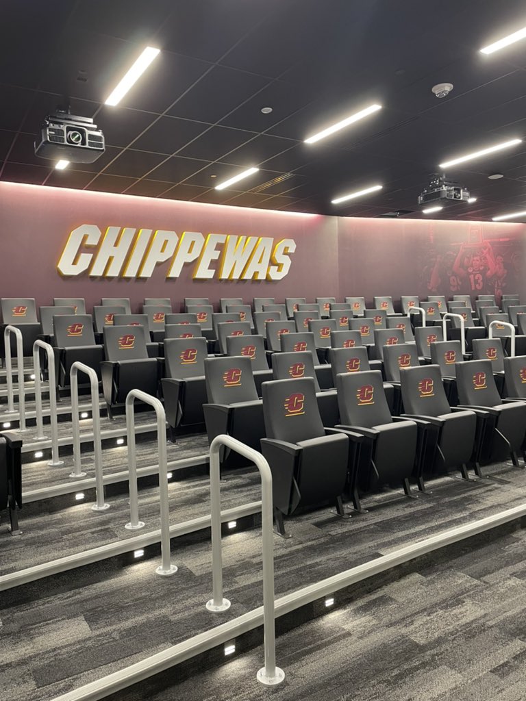 peluso_ryan's tweet photo. Getting familiar with my new home. Thank you @CoachMurphy87 for having us up! #FireUp https://t.co/2y0PP2zViy
