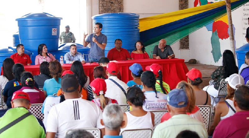 La crisis de agua en #Maracaibo es problema estructural que finalmente las autoridades reconocen cuando regalan tanques de agua a la población, al mismo tiempo que dicen q no se va a resolver en el corto plazo, por eso mejor tenga su tanque a ver como lo llena #AguaYaParaElZulia
