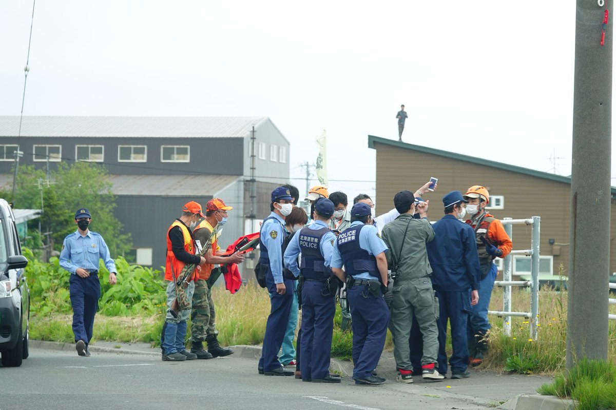 北海道のヒグマ捕獲の図に 屋根の上にたたずむ ニンジャがいる とざわつく ニンジャナンデ シュールすぎる Togetter