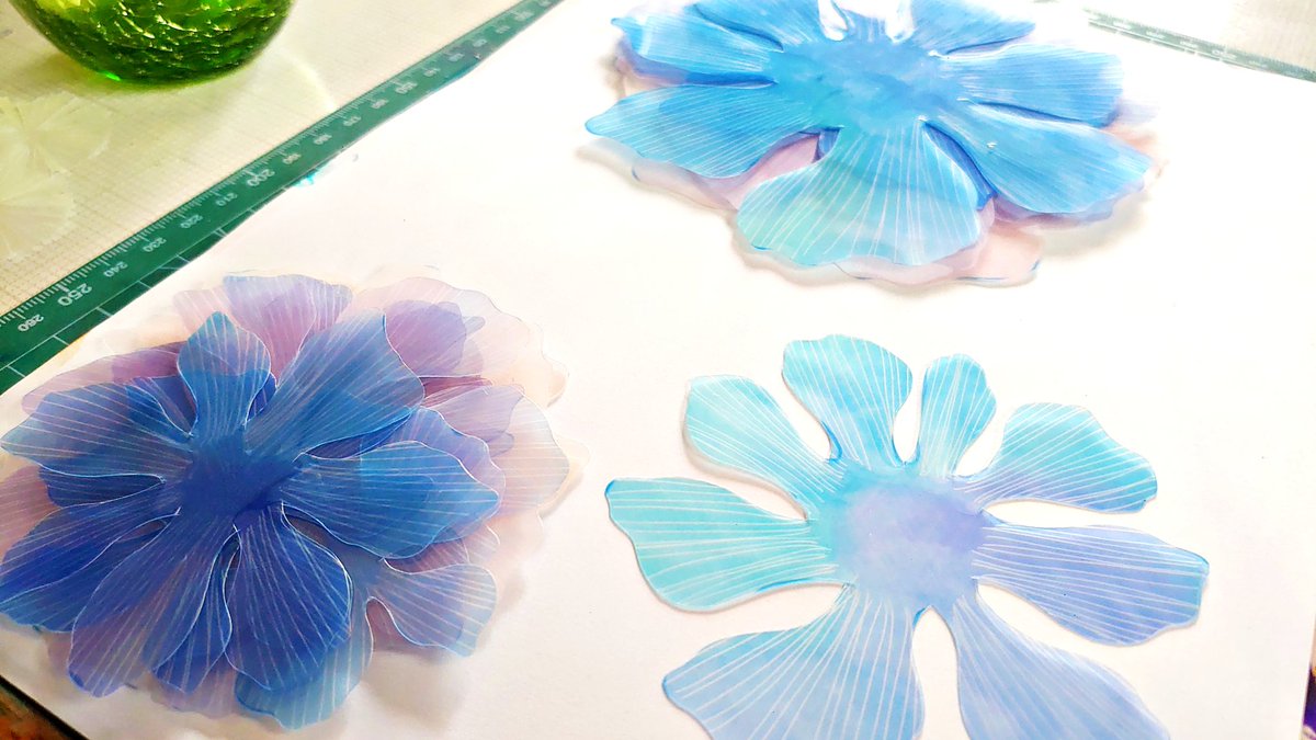 しばさおり カットが終わりました なぞった線が少し残っているのでその線をエタノールで拭き取って それから焼きに入ります しばプラ作業 プラバン プラ板