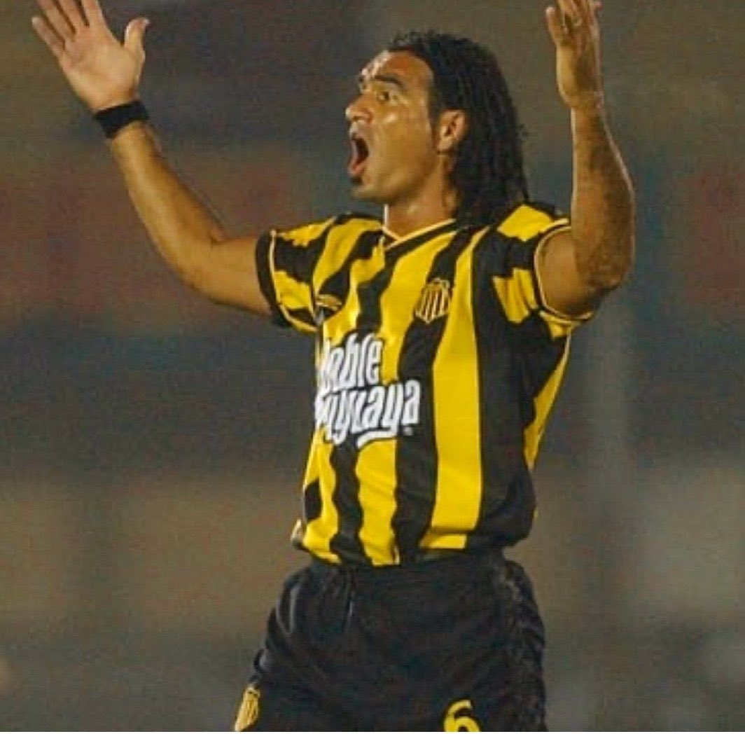 Pena_FdeM's tweet photo. El país está de luto. Has partido a un viaje sin retorno Bola querido y con muchísima tristeza te despedimos. 
Un apretado abrazo a familia y amigos. 
¡Hasta siempre! 💛🖤

#PeñaFlorDeMaroñas https://t.co/oGC2tSmBfJ