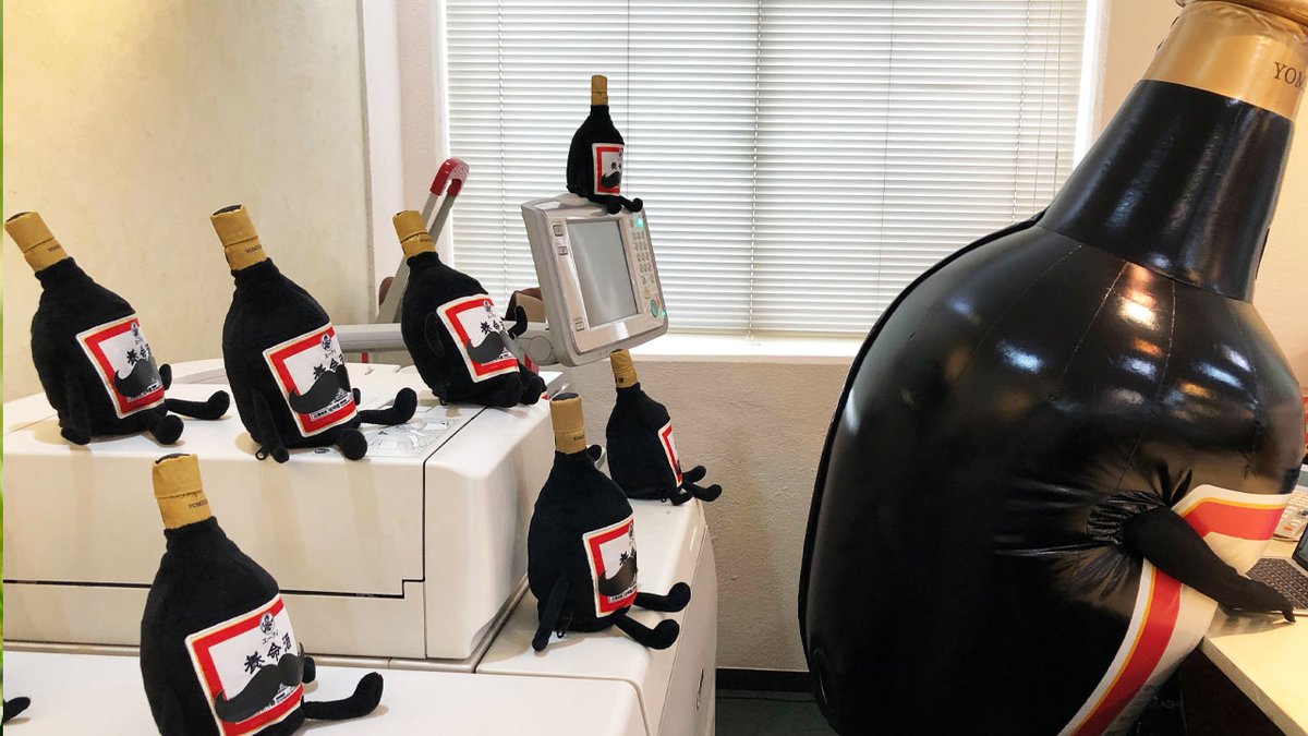 うん？

また、初号機のガワたちがずっと後をついてくるな
と思ったら

今日は #父の日 

初号機のガワたちにとって
ボク＝父
でもあるということなのですね。。

ヒゲはお父さんコスプレなのかな？

#養命酒　#父の日