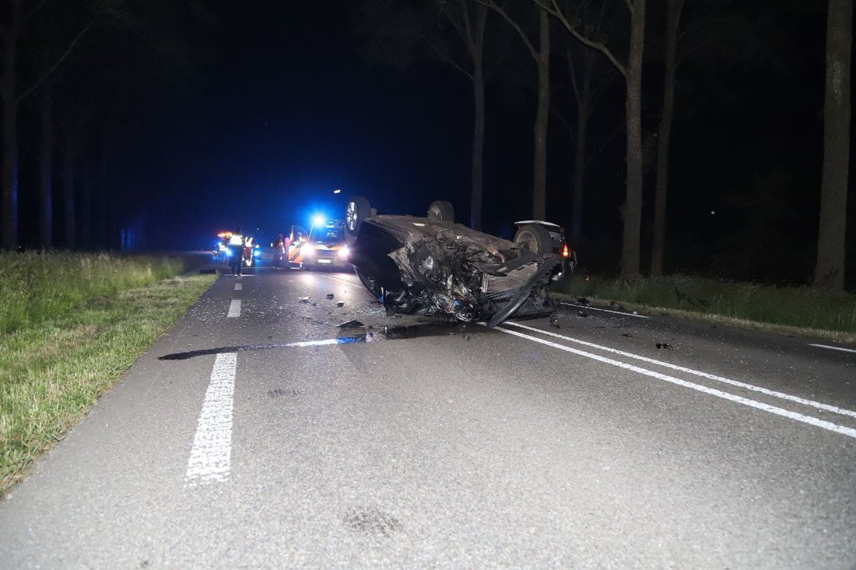Auto vliegt over de kop bij frontale aanrijding op N392 bij Terwispel (video) - #Friesland -..