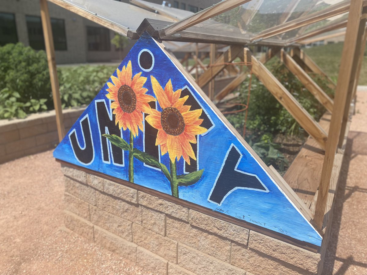 millsanna1's tweet photo. We love the Ss created murals on the ends of our flower beds! Thx to our principal,Mr. Weinberger @SHPK8 for coming up w/ the idea &amp; our talented art teacher (Mrs. Ross) for teaching our Ss how to create stunning murals that promote our school’s values. #StVrainStorm #unity https://t.co/7Wy1o4AK5c