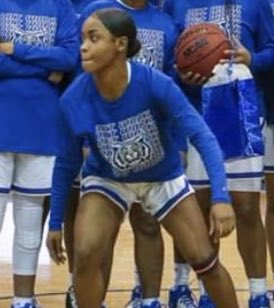 JASMINEMAYES13's tweet photo. Can’t wait! #seniorszn https://t.co/fdq6Qw3Ae0