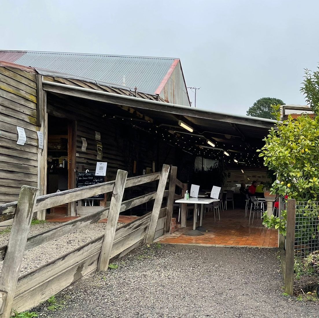 PatersonsPhoto1's tweet photo. Lunch Stop
#cafes #photography #shack #riding #lunch https://t.co/E4g5BrKhLQ