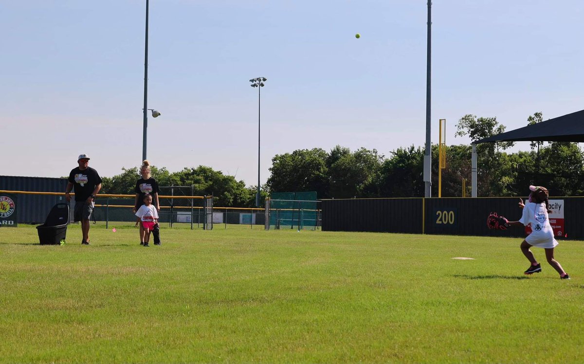 coachDJLopez's tweet photo. Great Final Day of Camp! Our FUTURES did GREAT! We definitely enjoyed our time with you. Stay Grindin, stay Tough and beHARD in EVERYTHING that you do! #223  @SoftballLovejoy #Lp3sports @kfloo_ https://t.co/Bna618JcxO