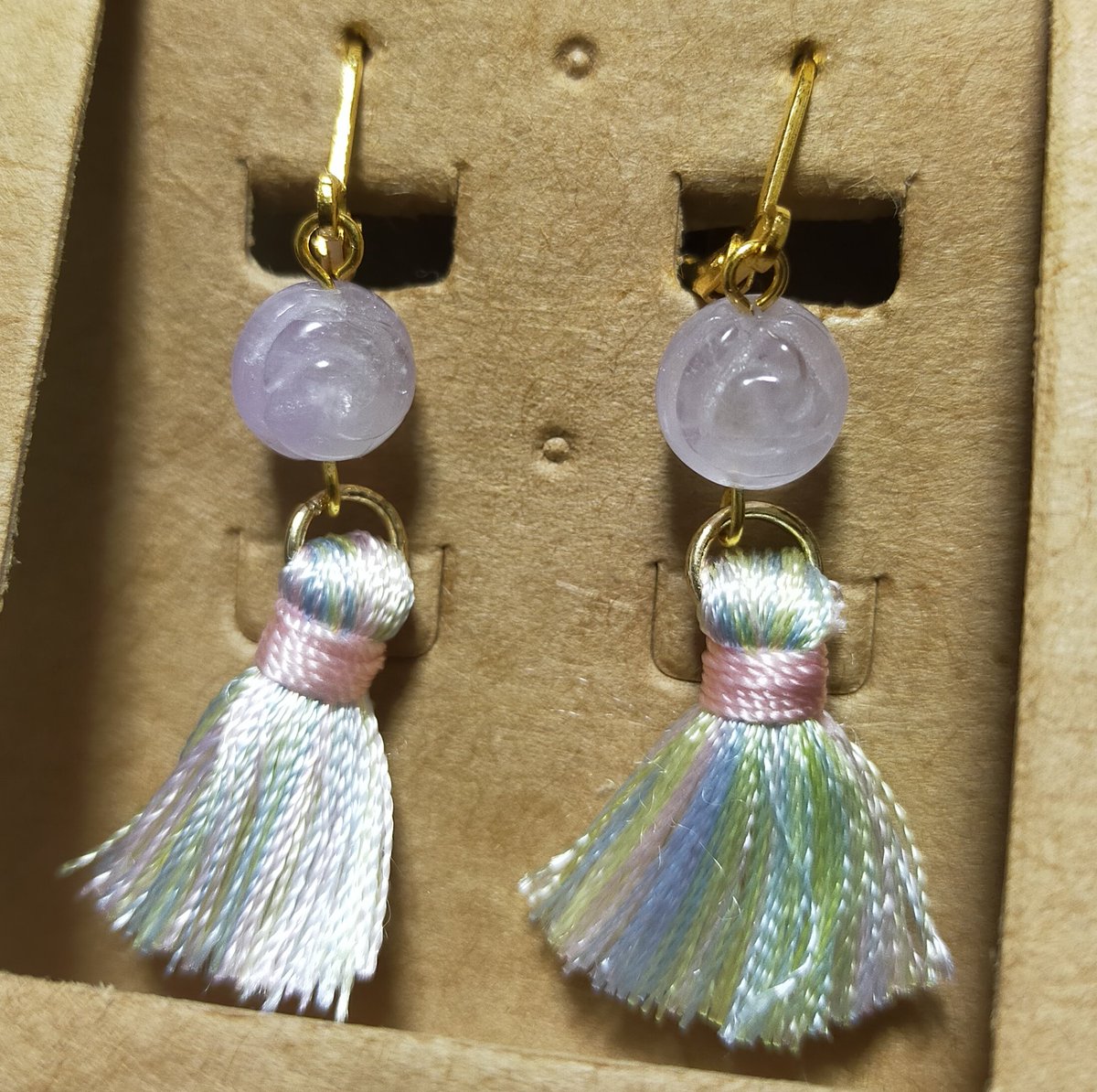 sweetly_0916's tweet photo. こちらでは久しぶりのツイート…✨
久しぶりに人間用アクセサリーを作ったので貼り
1枚目 フローライトクローバーのタッセルピアス
2枚目 アメジストローズのタッセルピアス
3枚目 乱入するぬこ様 https://t.co/FITxAjMcHd