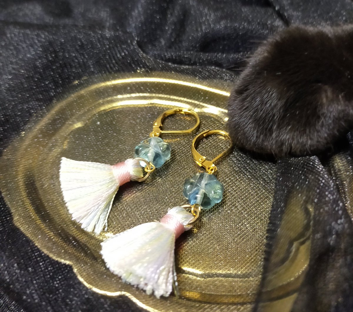 sweetly_0916's tweet photo. こちらでは久しぶりのツイート…✨
久しぶりに人間用アクセサリーを作ったので貼り
1枚目 フローライトクローバーのタッセルピアス
2枚目 アメジストローズのタッセルピアス
3枚目 乱入するぬこ様 https://t.co/FITxAjMcHd