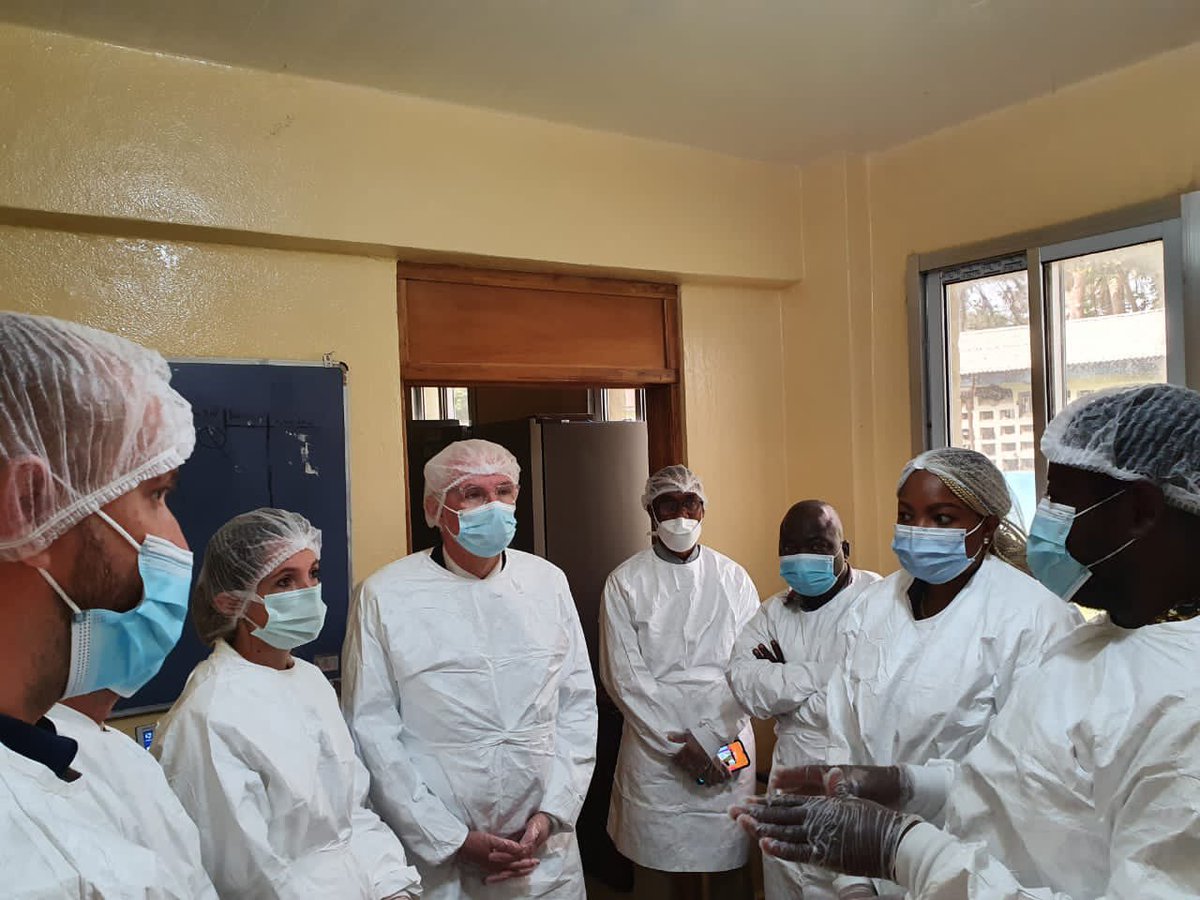 CottetChris's tweet photo. Visite du National Reference #laboratory du #Liberia avec l’Ambassadeur @_Michael_Roux : soutenu par l’@AFD_France en partenariat avec @ACF_France, c’est l’unique centre d’analyse des tests #COVID19 alors que la #pandémie accélère brutalement. #SantéEnCommun #OnDitOnFait https://t.co/qZ0nMSc0tN