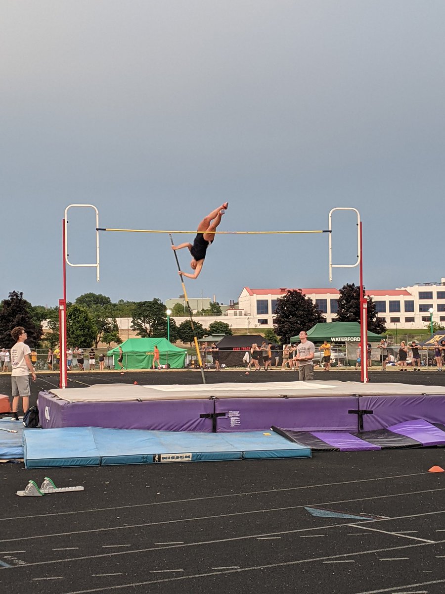 Kaitlyn Huebner qualifies and wins pole vault!