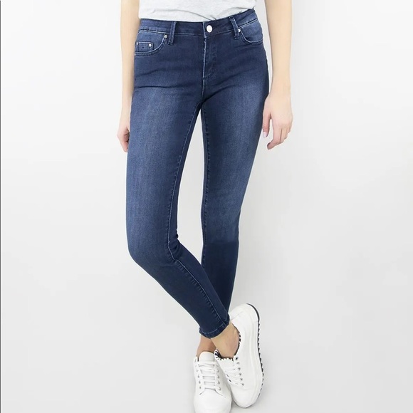 TrinaLovesHappy's tweet photo. So good I had to share! Check out all the items I'm loving on @Poshmarkapp from @rottiect #poshmark #fashion #style #shopmycloset #tractr: https://t.co/fBDYrSSqKz https://t.co/wUG5QZZgfn