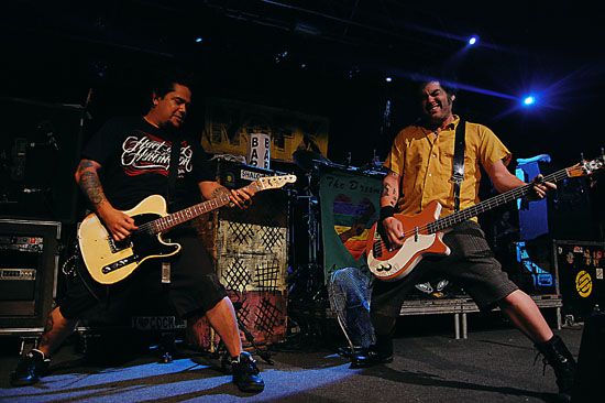 今日知ったNOFX豆知識。 El Hefeのギター400万円 FAT MIKEのベース4万