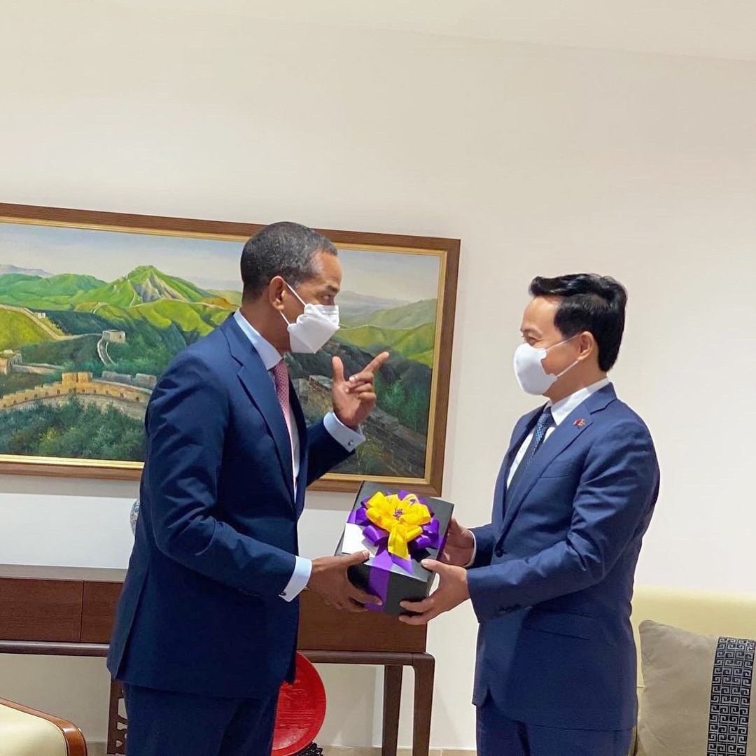 JusticialistaRD's tweet photo. Secretario de Relaciones internacionales del @PLDEnLinea @JCesarValentin se reunió con el embajador de la República Popular China @EmbZhangRun, donde se abordaron temas de interés de desarrollo para ambos pueblos.
#RelacionesRDyChina #RepublicaDominicana #China #ValentinEsPLD https://t.co/8di982trXr