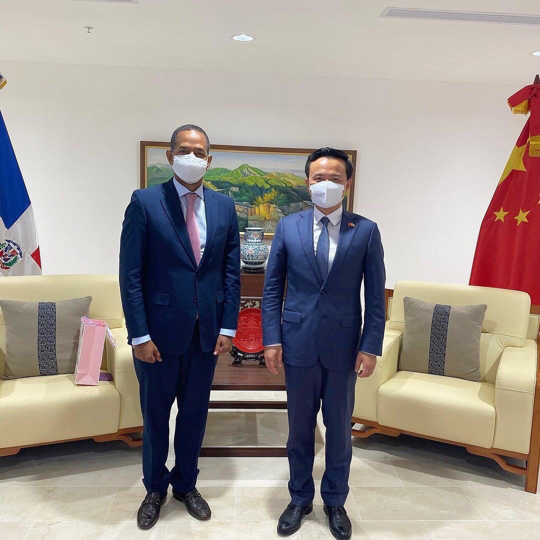 JusticialistaRD's tweet photo. Secretario de Relaciones internacionales del @PLDEnLinea @JCesarValentin se reunió con el embajador de la República Popular China @EmbZhangRun, donde se abordaron temas de interés de desarrollo para ambos pueblos.
#RelacionesRDyChina #RepublicaDominicana #China #ValentinEsPLD https://t.co/8di982trXr