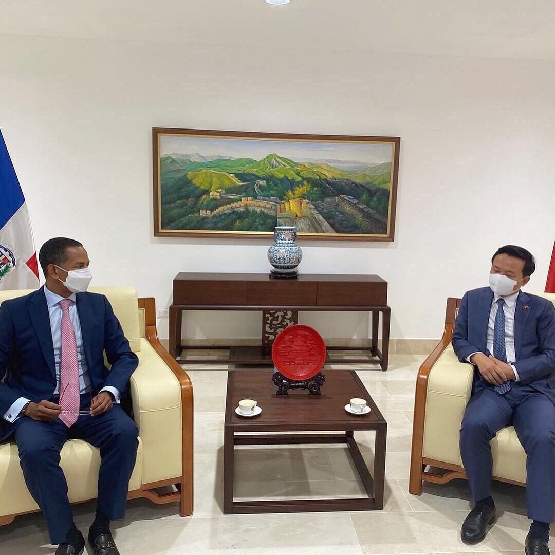 JusticialistaRD's tweet photo. Secretario de Relaciones internacionales del @PLDEnLinea @JCesarValentin se reunió con el embajador de la República Popular China @EmbZhangRun, donde se abordaron temas de interés de desarrollo para ambos pueblos.
#RelacionesRDyChina #RepublicaDominicana #China #ValentinEsPLD https://t.co/8di982trXr
