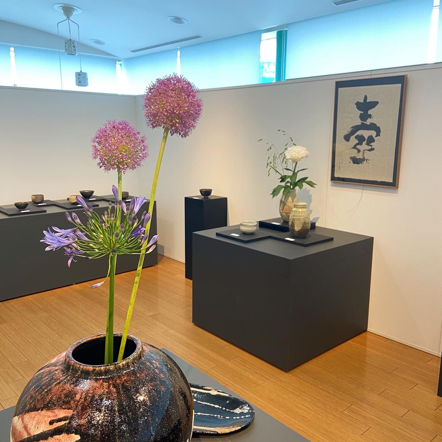 京都陶磁器会館 Creema出店中 このネギ坊主的なお花 私は京都府立植物園で見て以来ずっと好きなのですが アリウムギガンティウム もしくはテウム と呼んでいます 皆さまどう呼ばれますか アリウムギガンチウム ギガンジューム インスタのタグが分かれ