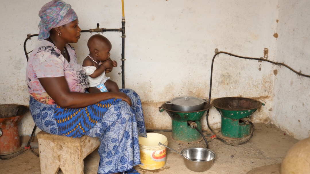 peged_pnud's tweet photo. En #Guinée🇬🇳, la technologie du #biodigesteur 🔥 réduit la charge de travail des #femmes_rurales. 
A travers #Projet_biogaz, @theGEF et @PNUDGuinee contribuent à atteindre la cible 5️⃣ de #ODD 4️⃣ des objectifs mondiaux.
@GouvGN 
@pnudfr 
👉https://t.co/AbEO9xNxir https://t.co/Tw996P2oYu