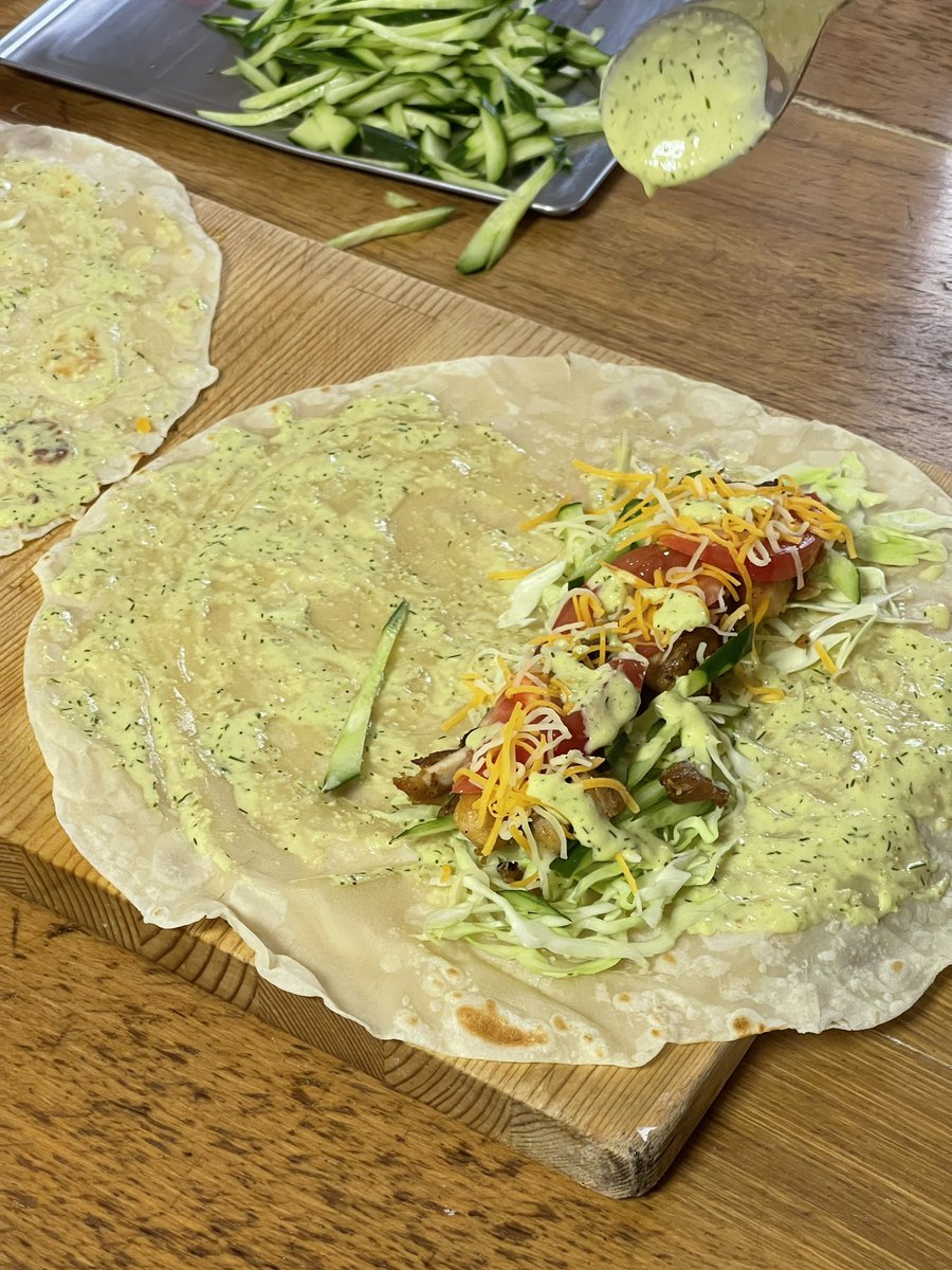 mayram_k's tweet photo. 我が家で行っている料理教室、今週は4日間も入ってて忙しいけど、本当にいつも楽しい時間💗気がつけば延べ1300人の方にお教えしてきました。今日もこれから頑張るぞー！
（今月の募集は終了しています）
#nikiskitchen  #ウズベク料理 #キルギス料理 https://t.co/Bs5QfcRJ7I
