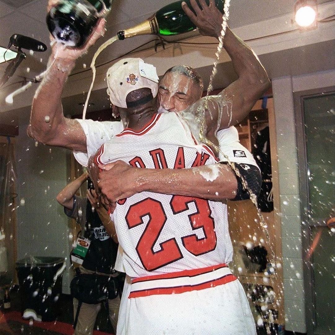 FatimaR31848618's tweet image. #MichaelJordan 🐐 @ScottiePippen #GreatDuo 🤗 #Legends 👏🏀💯 #Brothers ❤️ fourth championship @chicagobulls 🏆🏆🏆🏆🥳 @Jumpman23 !! #TheLastDance 🏆 #Netflix !!