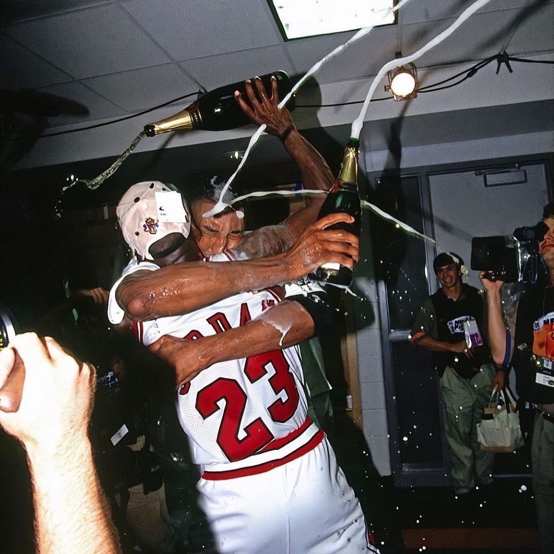 FatimaR31848618's tweet image. #MichaelJordan 🐐 @ScottiePippen #GreatDuo 🤗 #Legends 👏🏀💯 #Brothers ❤️ fourth championship @chicagobulls 🏆🏆🏆🏆🥳 @Jumpman23 !! #TheLastDance 🏆 #Netflix !!