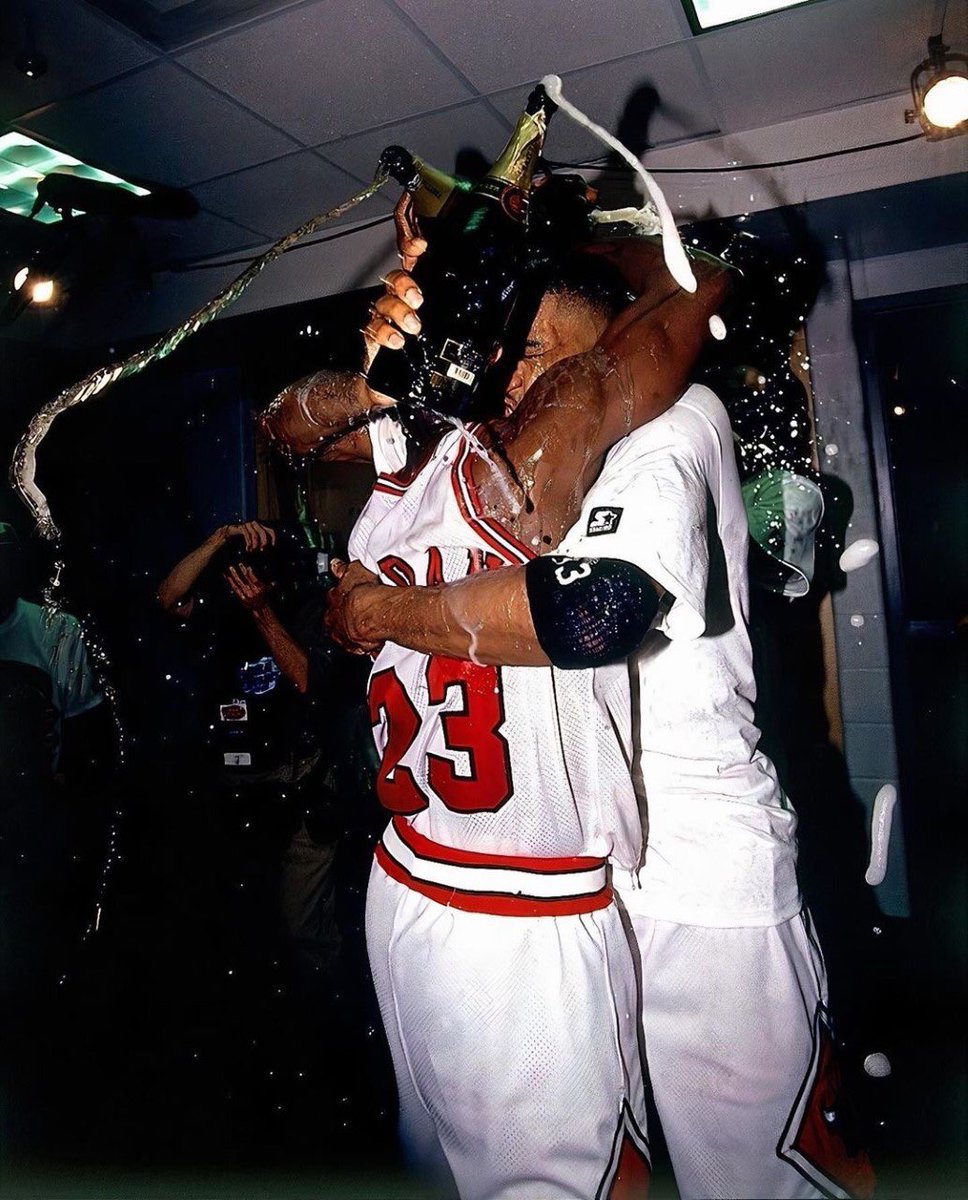 FatimaR31848618's tweet image. #MichaelJordan 🐐 @ScottiePippen #GreatDuo 🤗 #Legends 👏🏀💯 #Brothers ❤️ fourth championship @chicagobulls 🏆🏆🏆🏆🥳 @Jumpman23 !! #TheLastDance 🏆 #Netflix !!