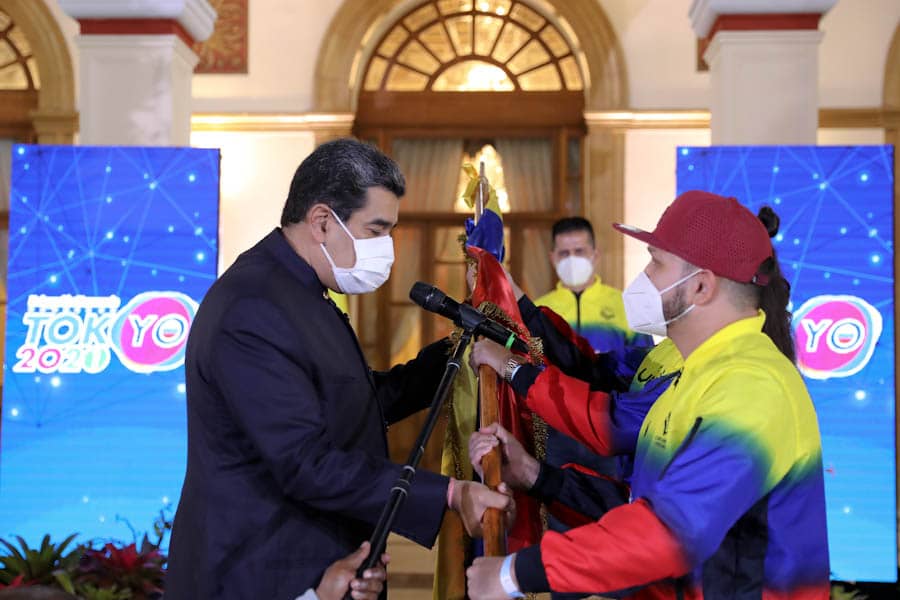 CapitanEscalon's tweet photo. Con mucho orgullo y amor patrio, nuestro Presidente @NicolasMaduro abanderó a nuestra gloriosa delegación de atletas que participarán en los Juegos Olímpicos Tokyo 2020. Grandes  muchachos y muchachas, Generación de Oro de nuestro Comandante Chávez. ¡Nuestra meta es Vencer! https://t.co/55ZCvWWP9F