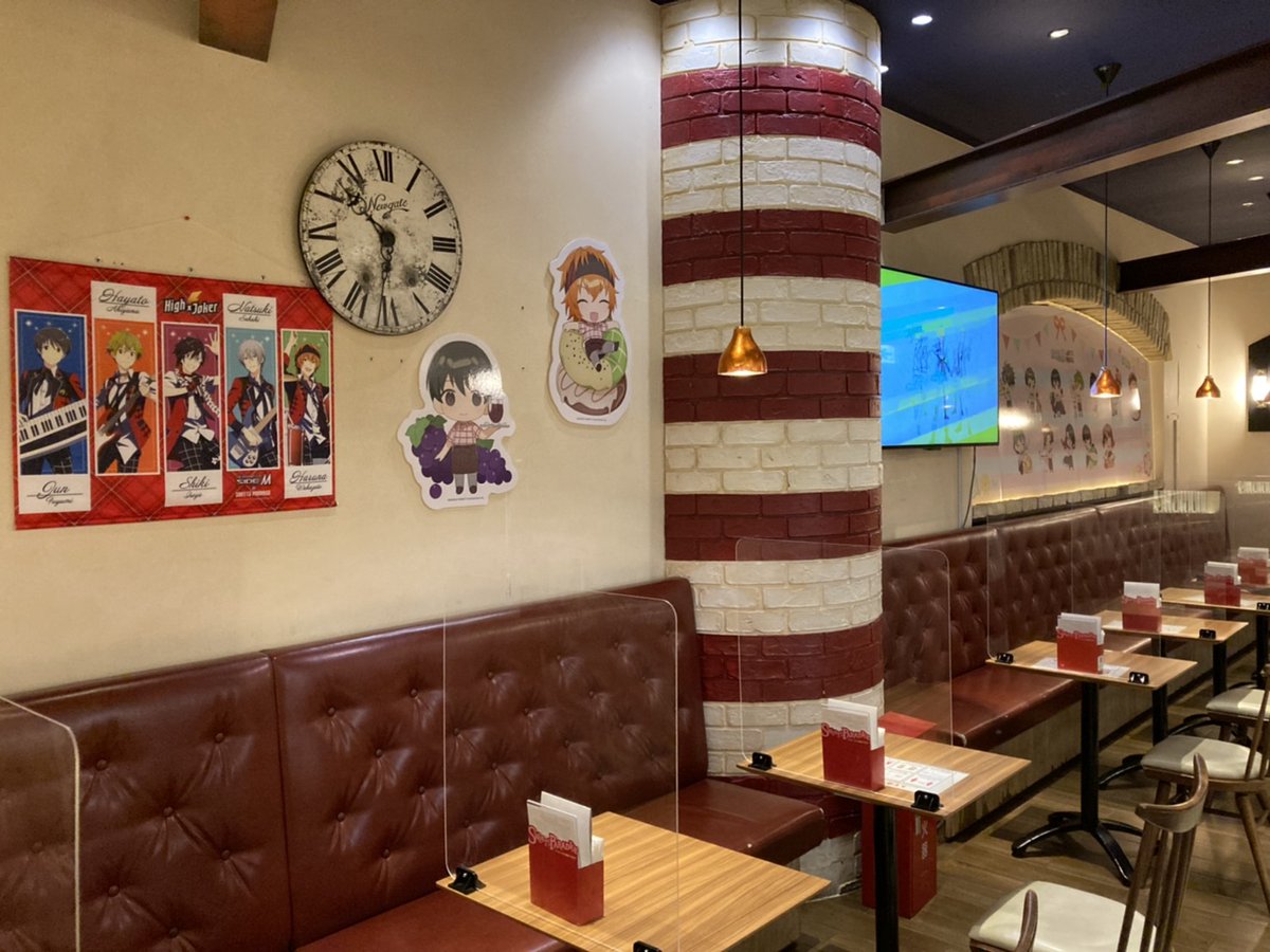 スイーツパラダイスコラボ 公式 アイドルマスター Sidem スイパラ コラボカフェ開催中 店内には アイドルの皆さんのパネル展示のほか 新衣装のタペストリーも掲示しております タペストリーはグッズとして販売もしております 店舗
