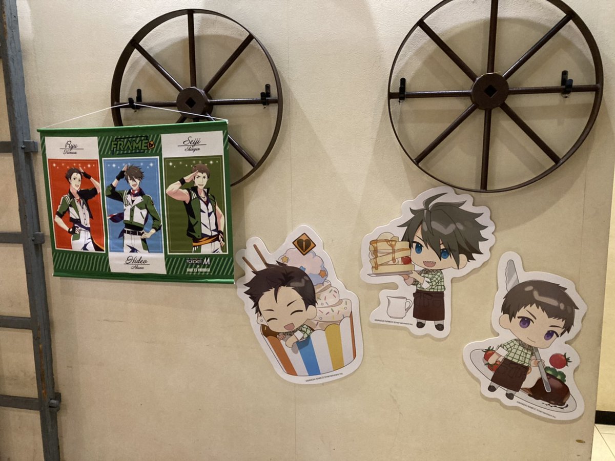 スイーツパラダイスコラボ 公式 アイドルマスター Sidem スイパラ コラボカフェ開催中 店内には アイドルの皆さんのパネル展示のほか 新衣装のタペストリーも掲示しております タペストリーはグッズとして販売もしております 店舗