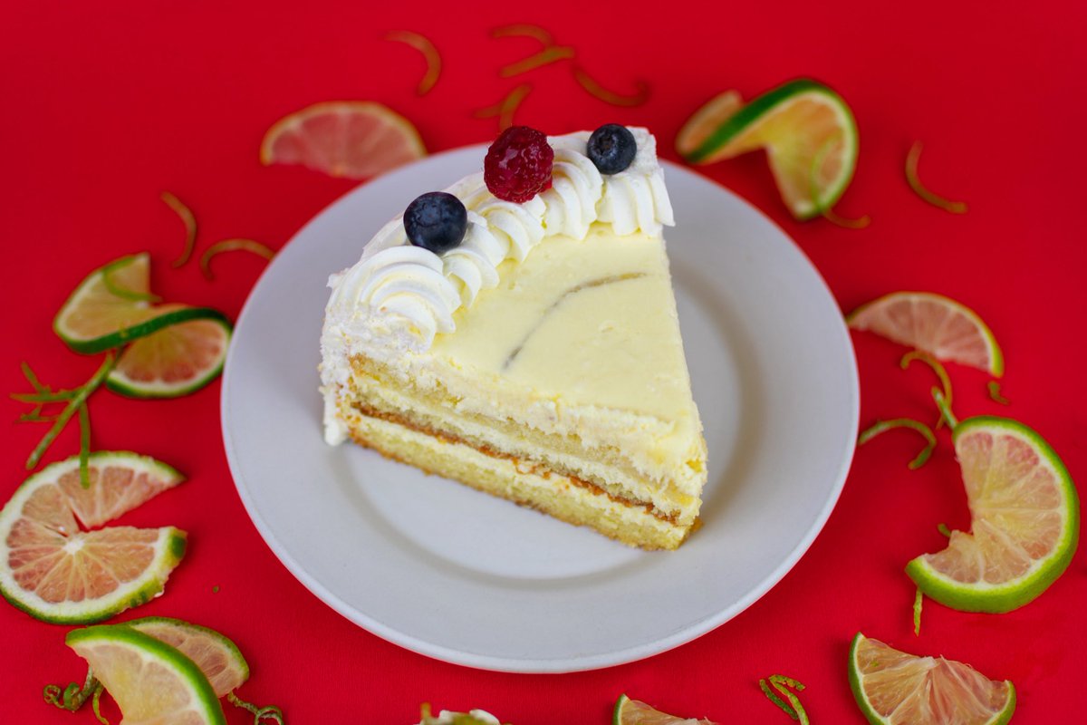 Para disfrutar por las tardes: Pastel de limón 🍰🍋👌🏼
-
Bizcocho de vainilla, con un toque de pera, relleno con mousse de limón y chantilly hecho en casa 🎂✨🍃

#LaPasión #PasteleríaFina #Pastel #Limón #Pastelería #Repostería #Europea #Oaxaqueña #Oaxaca #cake #lemon #lemoncake