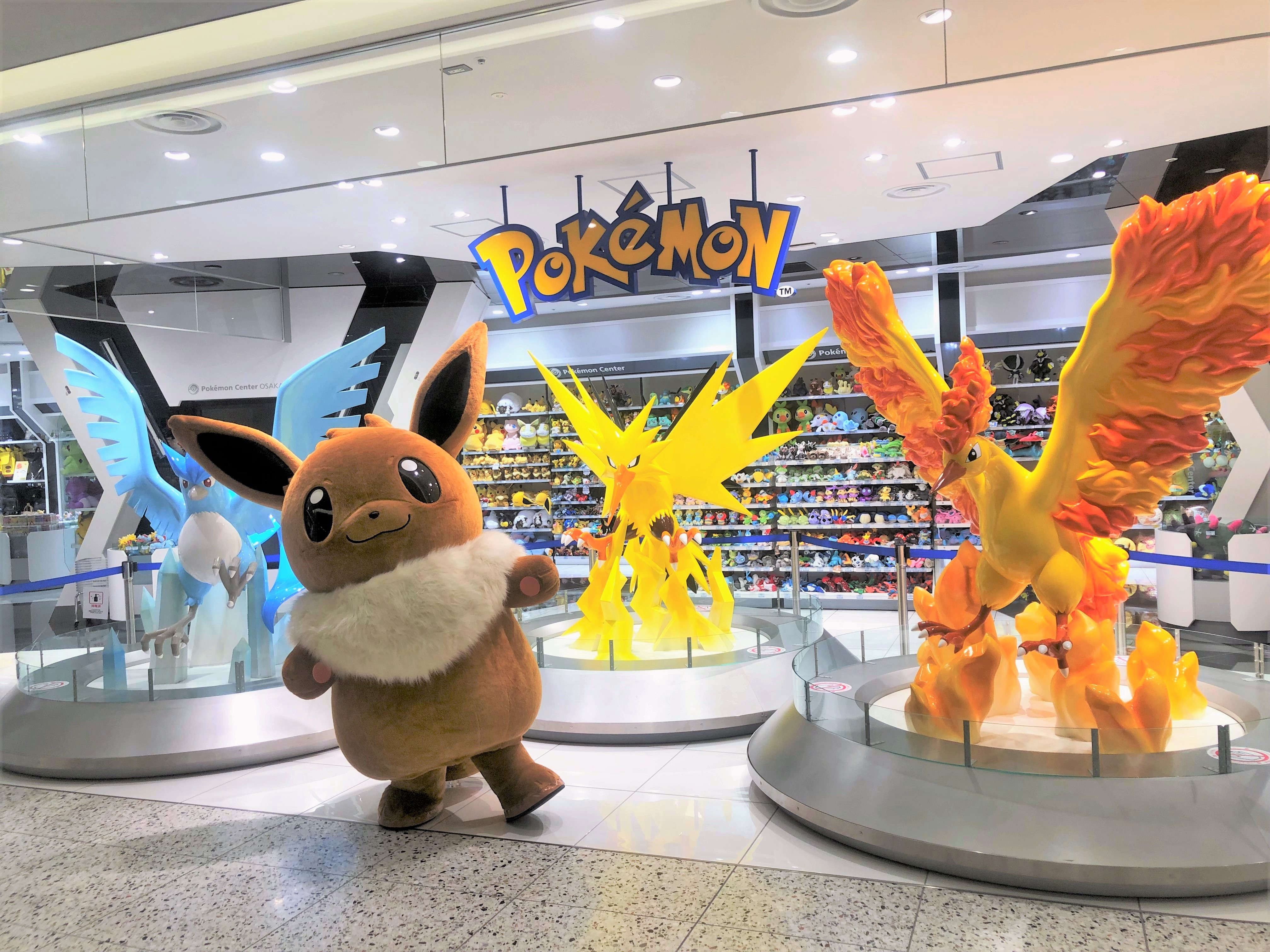 公式 プロジェクトイーブイ 続 こんにちは 今日はポケモンセンターオーサカdxを探検しているよ お店の入り口で フリーザー サンダー ファイヤーを発見 3匹が 空を飛ぶ姿はきっとかっこいいんだろうなぁ イーブイも空を飛んでみたい