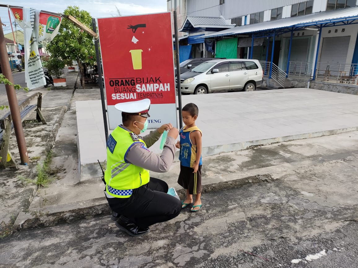 SukamaraPolres's tweet photo. Selamat pagi sobat Lantas Polri... 

Kepedulian Satlantas polres Sukamara terhadap pandemi covid19 program SASULIVID dengan memberikan masker untuk pencegahan penyebaran covid19. https://t.co/TG8SMT37Rn