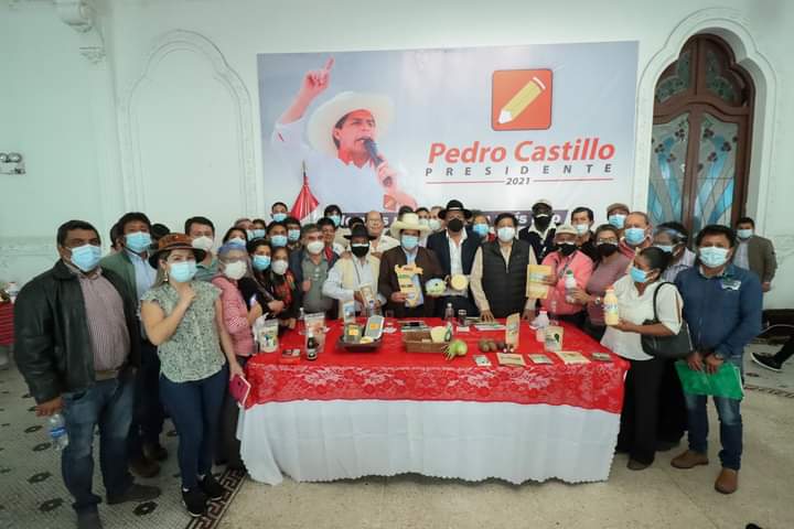 PedroCastilloTe's tweet photo. Con los compañeros de la @CONVEAGROPERU suscribimos la propuesta por la soberanía alimentaria, la agricultura familiar y el desarrollo rural. En mi gobierno, el agro será tratado como un sector estratégico para el desarrollo nacional. Le daremos máxima prioridad #PalabraDeMaestro https://t.co/OplyDQzF1v