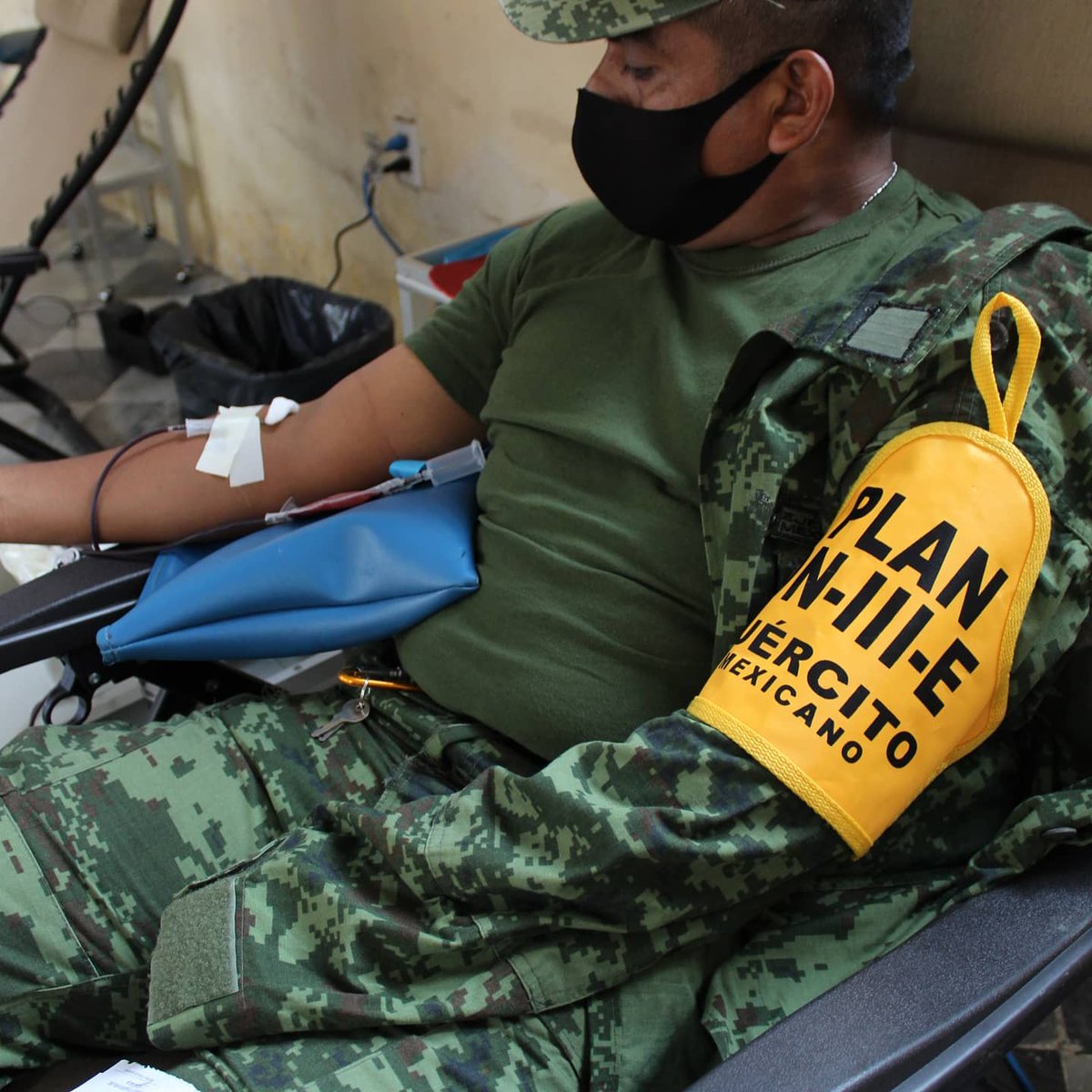 cetsver's tweet photo. 📌 También salvan vidas extiendiendo  el brazo

🇲🇽Nuestro glorioso EJERCITO MEXICANO 🇲🇽 como siempre, participando en las campañas de   Donación Altruista de Sangre. 

En esta ocasión,  en el marco del 55 aniversario de la implementación del Plan DNIII,  acudieron al llamado!! https://t.co/NjpgBR8L1K