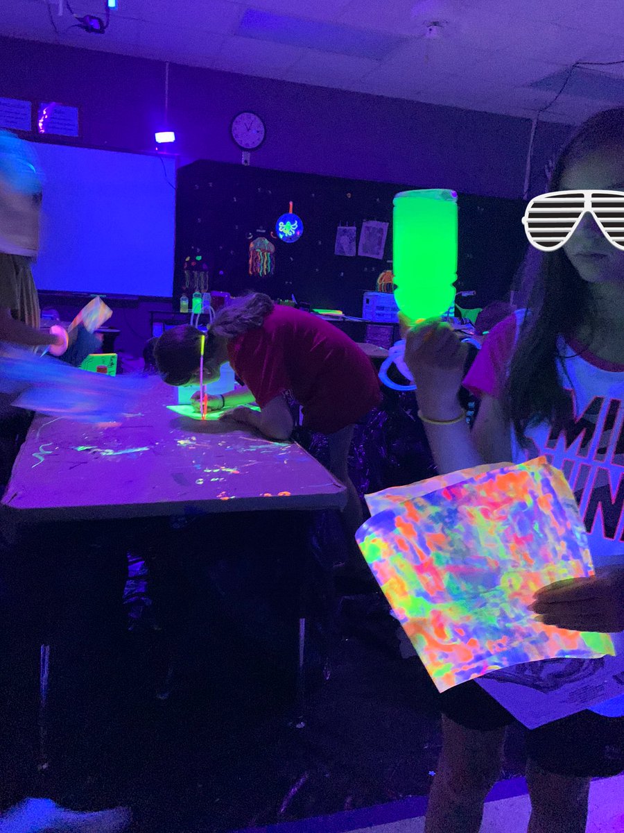 gakroenke's tweet image. Celebrating the end of session 1 #spsartworks With a GLOW party! 🌟🎉🥳 we are ready for Glow art session 2 @Sequiota #spsexplore #glowart