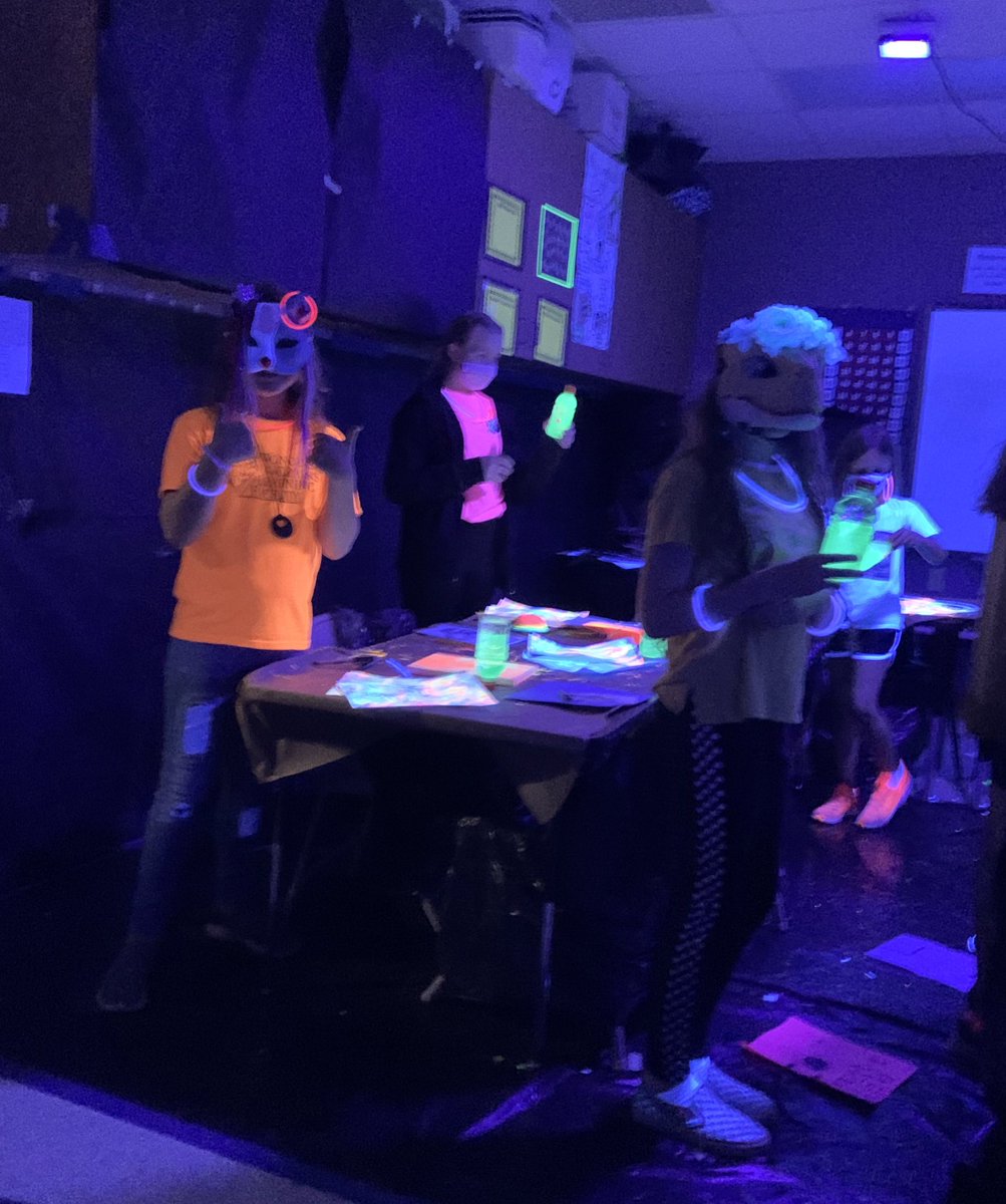 gakroenke's tweet image. Celebrating the end of session 1 #spsartworks With a GLOW party! 🌟🎉🥳 we are ready for Glow art session 2 @Sequiota #spsexplore #glowart