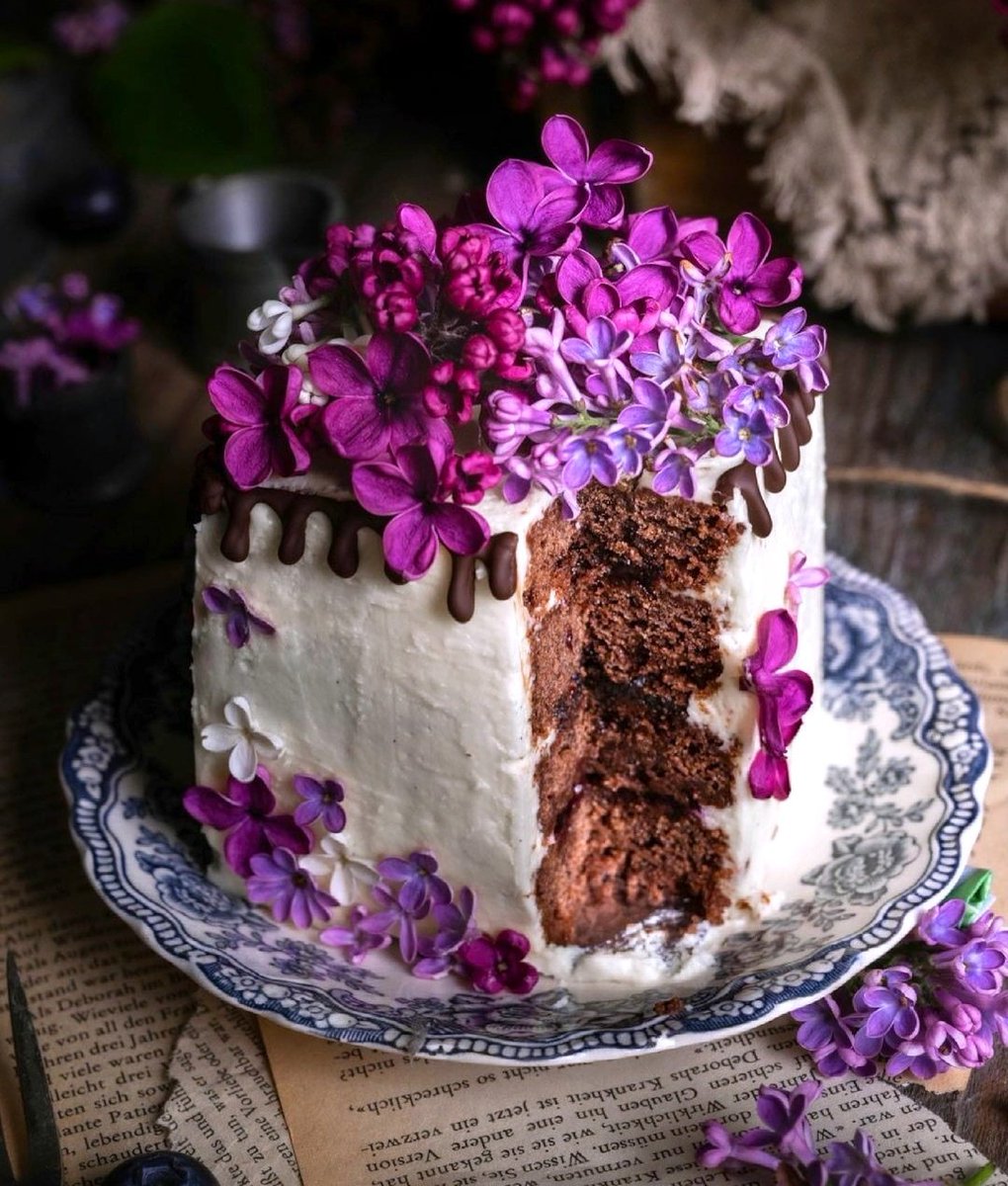 FoodiesPicks's tweet photo. A cake of your own!

"Start small", @vegansugarspoon to herself when she felt the urge to layer #cakes and spread them with #buttercream.👩🏼‍🍳

 Read the rest in Lou's post 😜

And what about that lilac decoration? 🤩

#foodiespicks https://t.co/ZoZbB3Pc4M