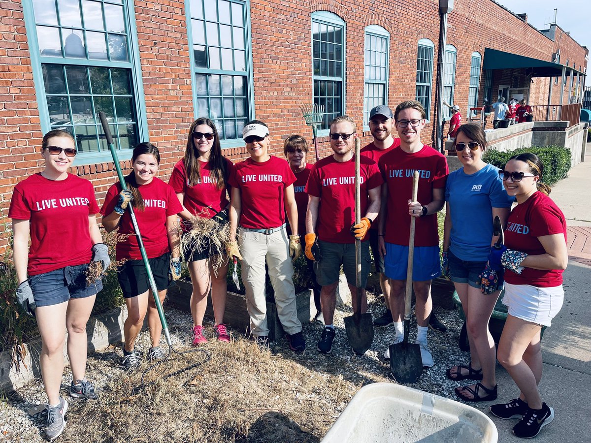 EmilyLogan9's tweet photo. Lent a helping hand to @DiscoveryCenter during #417dayofcaring thanks @STEM_Space for the cold drinks to keep us cool in the hot sun! #bkdlife https://t.co/8oQmZJ7NkA