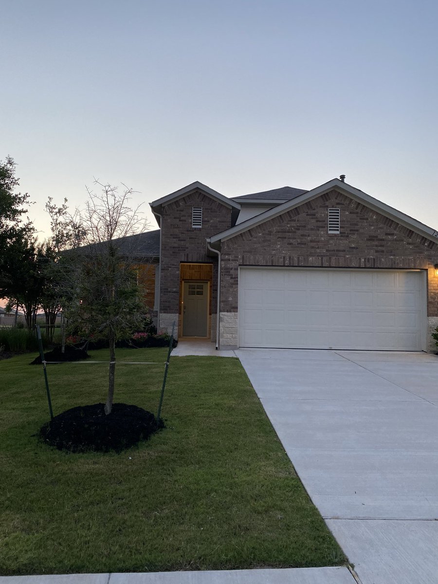 kaceyleann_95's tweet photo. Some fools let us buy a house today https://t.co/tR6aHkNtTF