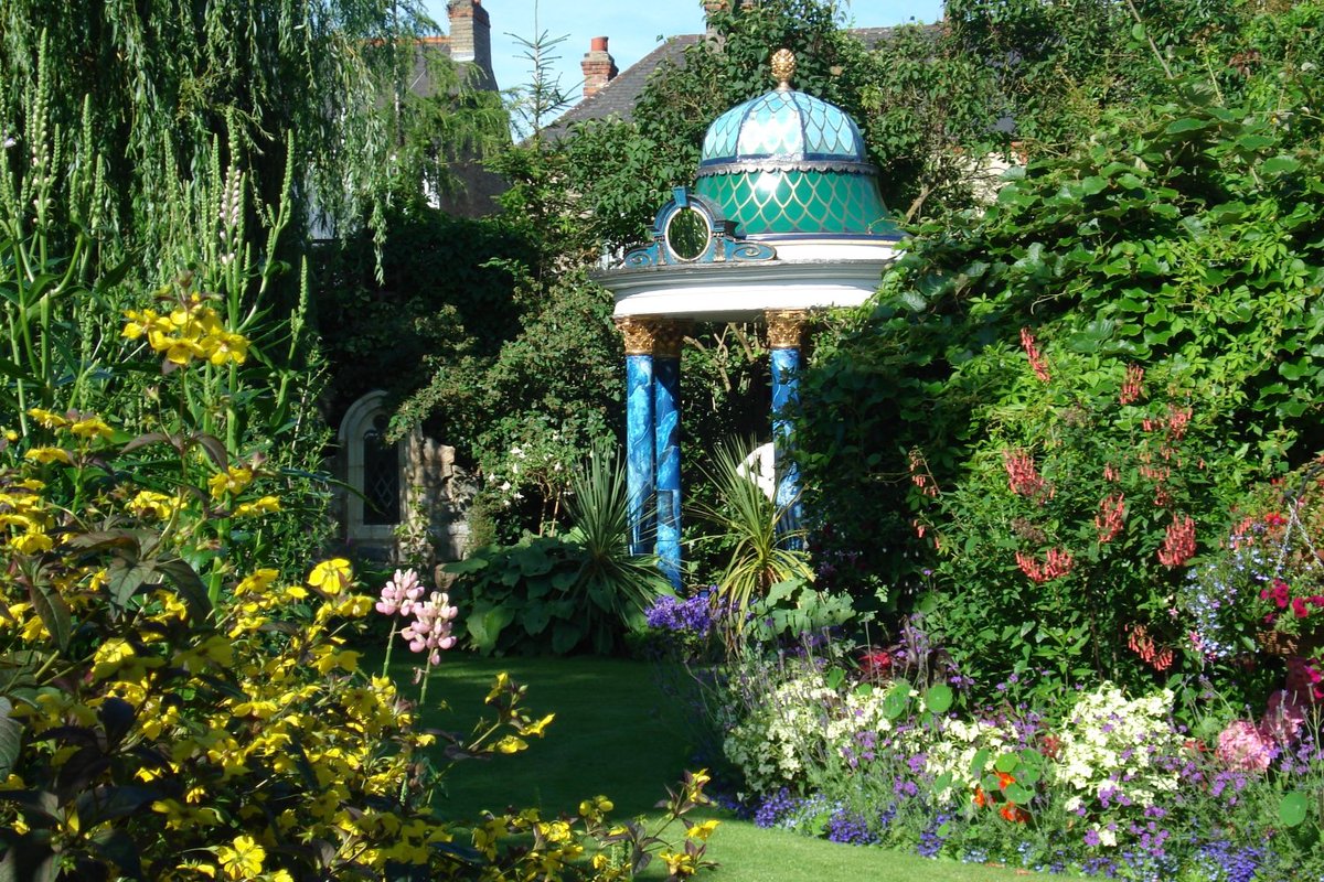 MHDHS Member Susan Bennett's garden at 5 St Regis Close, Alexandra Park Road, Muswell Hill, London N10 2DE is opening on Sunday 20 June (2:00-6:30pm) for the NGS. For further information please visit muswellhillgardeners.co.uk/gardens.php#2. #NGS #opengarden