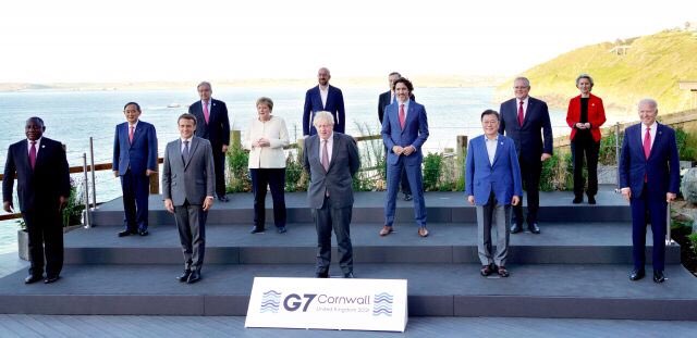 韓国、G7集合写真の改ざんで謝罪「うっかり、南ア大統領を消して日本がG7で端にいる風に加工したww」 いろいろ