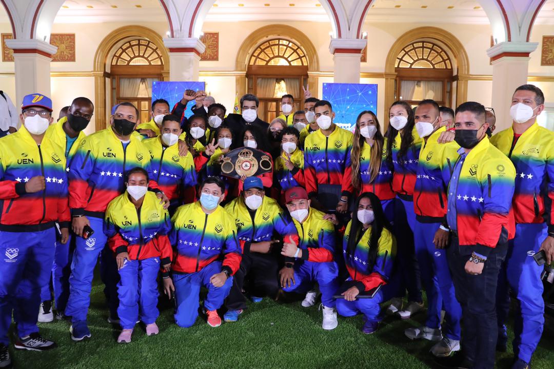 NicolasMaduro's tweet photo. ¡Qué Felicidad! Complacido de tener a nuestra Generación de Oro en el Palacio del Pueblo, jóvenes atletas, olímpicos y paralímpicos. Están listos para dar lo mejor y llegar a #Tokyo2020 con el amor y la pasión del tricolor nacional. ¡A competir y a Ganar! https://t.co/KFbaLisDZm