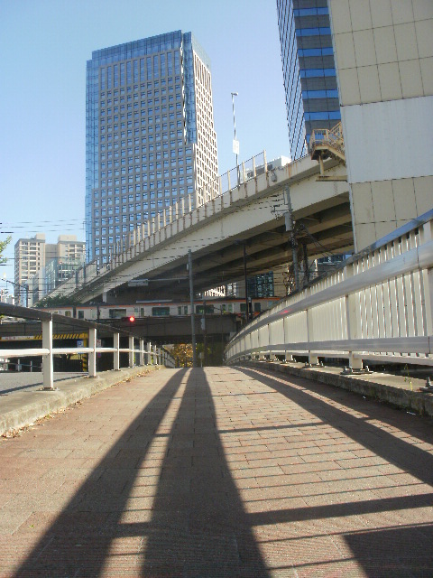 もう聖地巡礼なさった猛者がいた事実!!

ちなみに「うそつきキツネの恋噺」1、2話は実際飯田橋でロケハンしてから描いています
しんたろーが自殺未遂したこの橋は「小石川橋」です 