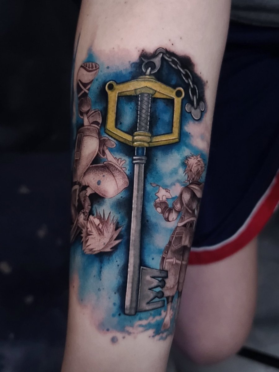 Glitterpoops_'s tweet photo. I don't normally retouch existing work but I did is for one of my favorite clients. That Keyblade needed some love 💘 https://t.co/fOklegbwT9
