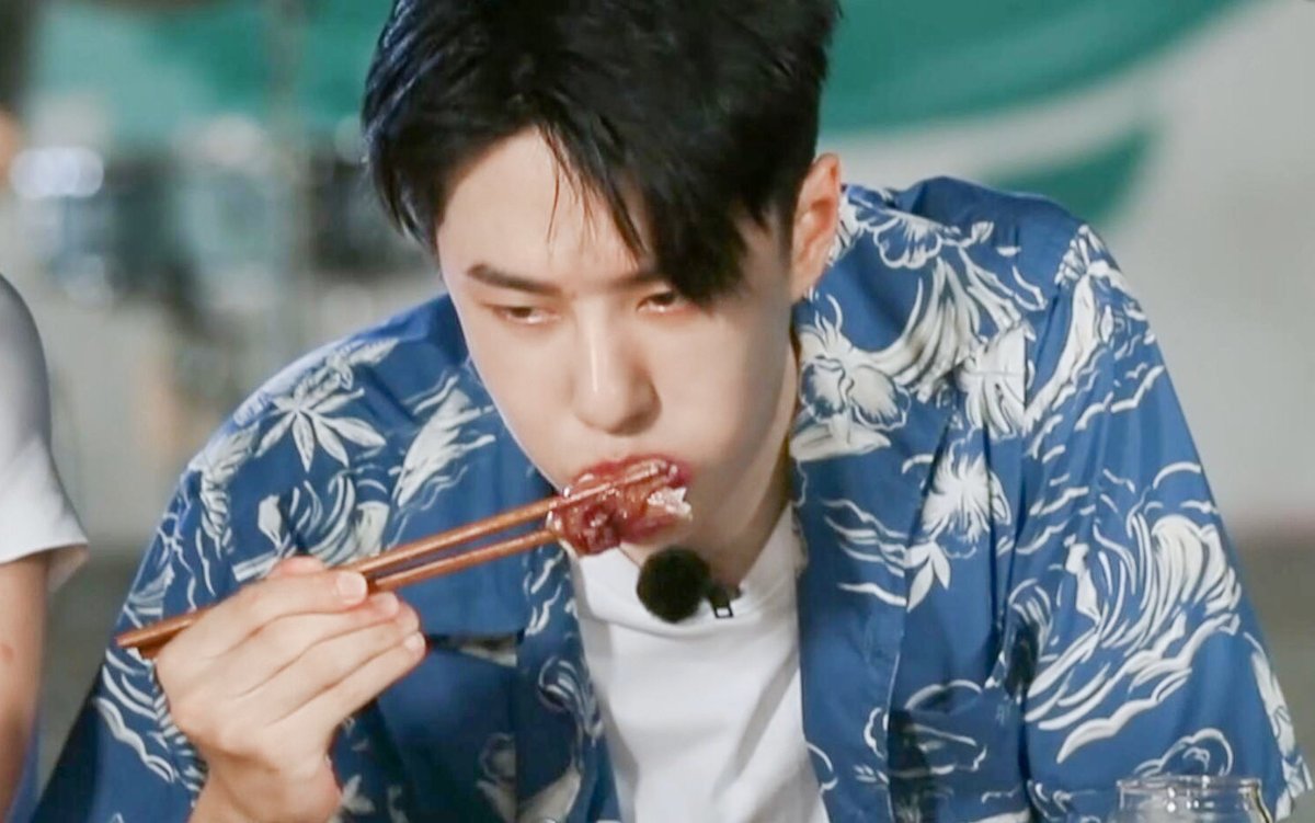 근데 얘두 만만찮게 먹을 때 귀여움 그것도 많이
이버 뜯거나 와구와구 할땐 사자모먼트가 좀 있는데 
궁극적으로는 행복한 대쥬거나 억울대쥬(왜인진 모르겠는데 먹는 짤에 이런 얼굴이 꼭있음) 되는게 너무 기여움ㅋㅋㅋㅋㅋㅋㅋ