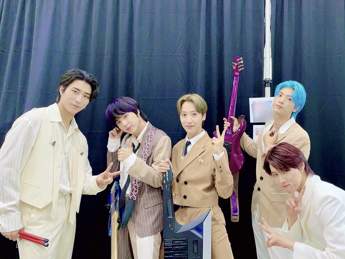 [#ONEWE]

우리 위브 여러분, 잠시 후 1시에
ARIRANG K-POP 공식 유튜브 
채널에서 스트리밍 방송하는 
Simply K-Pop 보면서 신나는
금요일 원위와 함께해요🙌🏻💙

#원위 #위브 #비를_몰고_오는_소년