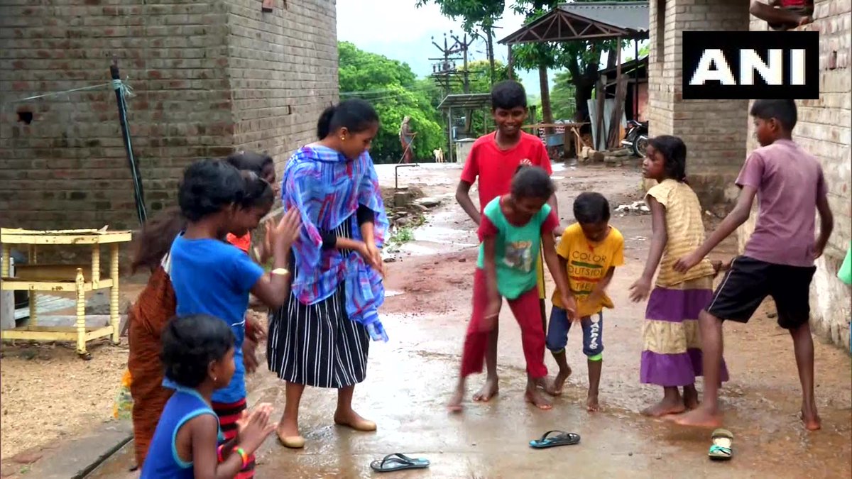 ANI's tweet photo. Tamil Nadu: Sandhya, first graduate of Chinnampathy tribal village in Coimbatore conducts offline classes for children in a remote area amid lockdown

"I'm taking regular classes for all subjects. Some families can't afford to send children to school," she said (17.06) https://t.co/4xUCKlR4no