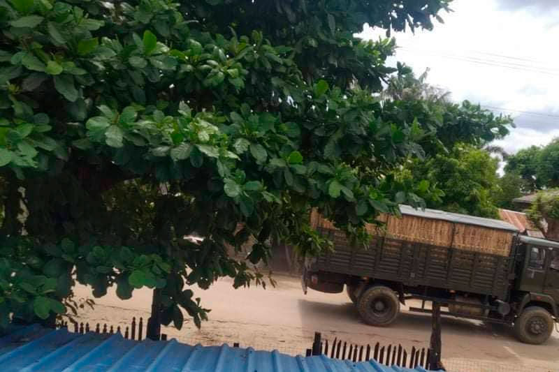 MizzimaNews's tweet photo. About 400 #troops raid villages in the #eastern part of #Depayin township | Mizzima Myanmar News and Insight https://t.co/NLNR0bAsFk https://t.co/a8ce7fzDDV